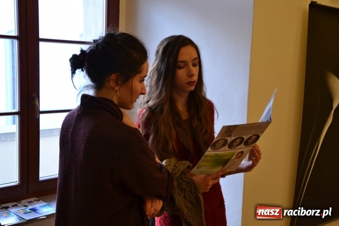 Zdjęcie w galerii na portalu naszraciborz.pl: DYPLOMY 2016 – wernisaż wystawy prac absolwentów Edukacji artystycznej w zakresie sztuk plastycznych wiadomości z regionu