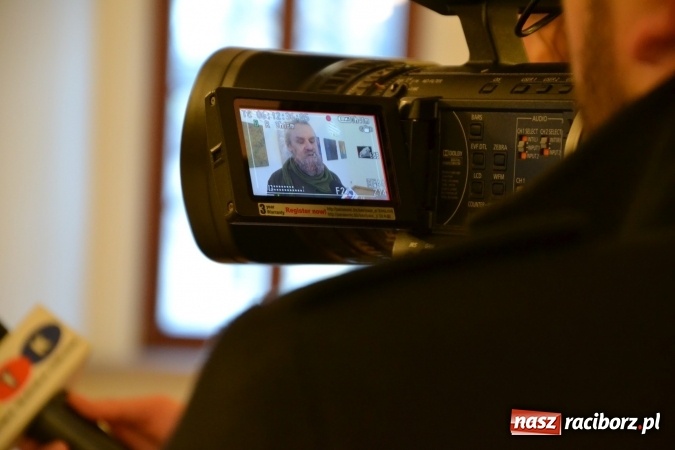 Zdjęcie w galerii na portalu naszraciborz.pl: DYPLOMY 2016 – wernisaż wystawy prac absolwentów Edukacji artystycznej w zakresie sztuk plastycznych wiadomości z regionu