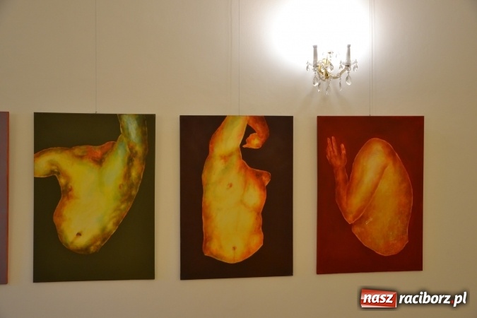 Zdjęcie w galerii na portalu naszraciborz.pl: DYPLOMY 2016 – wernisaż wystawy prac absolwentów Edukacji artystycznej w zakresie sztuk plastycznych wiadomości z regionu