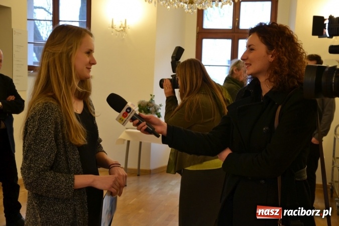 Zdjęcie w galerii na portalu naszraciborz.pl: DYPLOMY 2016 – wernisaż wystawy prac absolwentów Edukacji artystycznej w zakresie sztuk plastycznych wiadomości z regionu