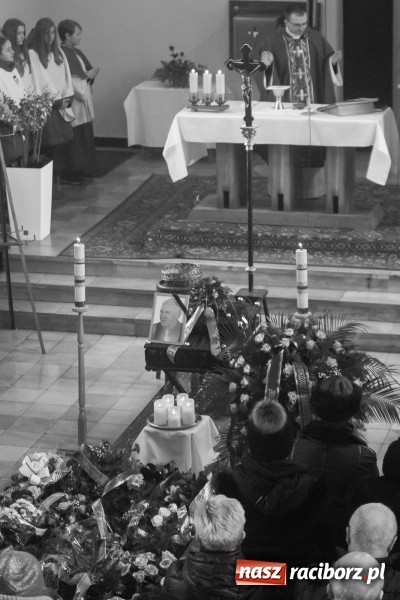Zdjęcie w galerii na portalu naszraciborz.pl: Ostatnie pożegnanie śp. Edwarda Szota, byłego dyrektora SP 13 wiadomości z regionu