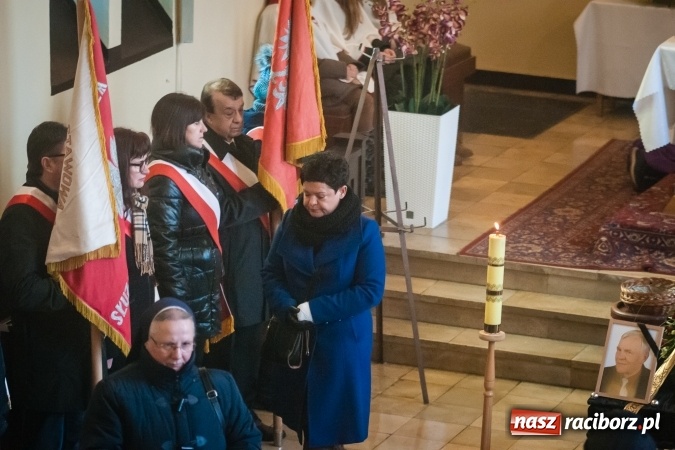 Zdjęcie w galerii na portalu naszraciborz.pl: Ostatnie pożegnanie śp. Edwarda Szota, byłego dyrektora SP 13 wiadomości z regionu