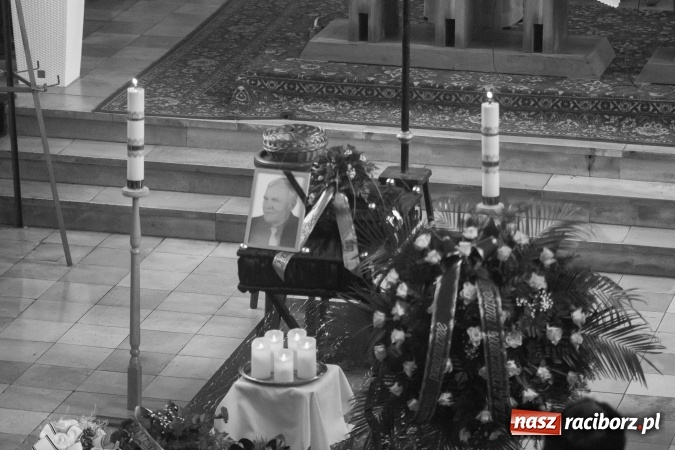 Zdjęcie w galerii na portalu naszraciborz.pl: Ostatnie pożegnanie śp. Edwarda Szota, byłego dyrektora SP 13 wiadomości z regionu