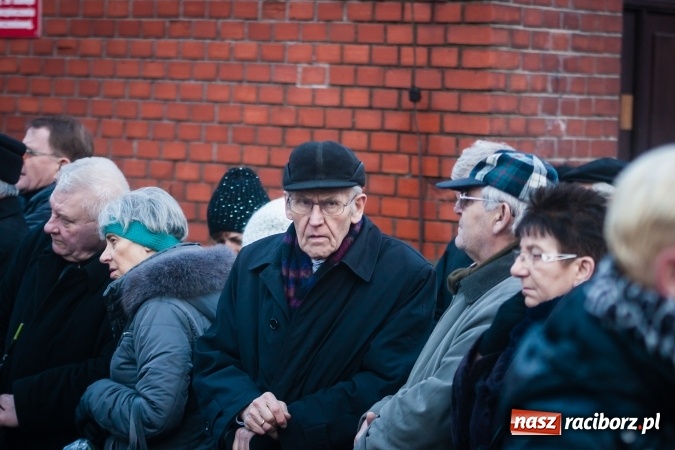 Zdjęcie w galerii na portalu naszraciborz.pl: Ostatnie pożegnanie śp. Edwarda Szota, byłego dyrektora SP 13 wiadomości z regionu