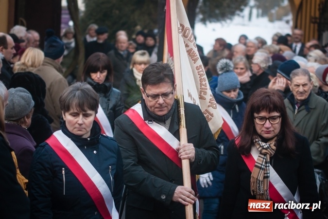 Zdjęcie w galerii na portalu naszraciborz.pl: Ostatnie pożegnanie śp. Edwarda Szota, byłego dyrektora SP 13 wiadomości z regionu