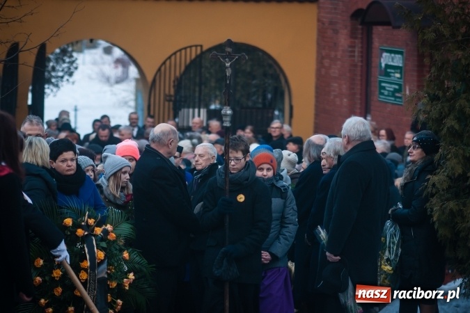 Zdjęcie w galerii na portalu naszraciborz.pl: Ostatnie pożegnanie śp. Edwarda Szota, byłego dyrektora SP 13 wiadomości z regionu
