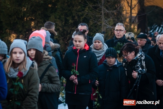 Zdjęcie w galerii na portalu naszraciborz.pl: Ostatnie pożegnanie śp. Edwarda Szota, byłego dyrektora SP 13 wiadomości z regionu