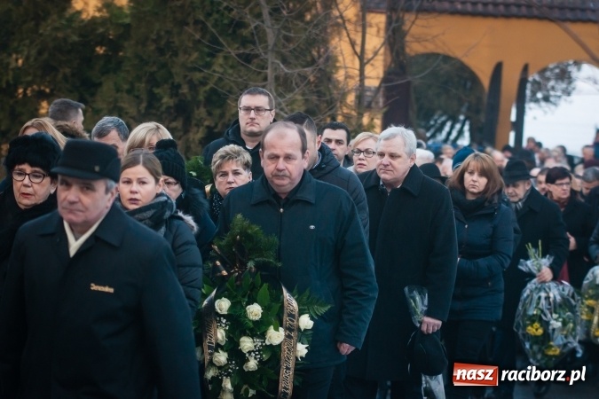 Zdjęcie w galerii na portalu naszraciborz.pl: Ostatnie pożegnanie śp. Edwarda Szota, byłego dyrektora SP 13 wiadomości z regionu