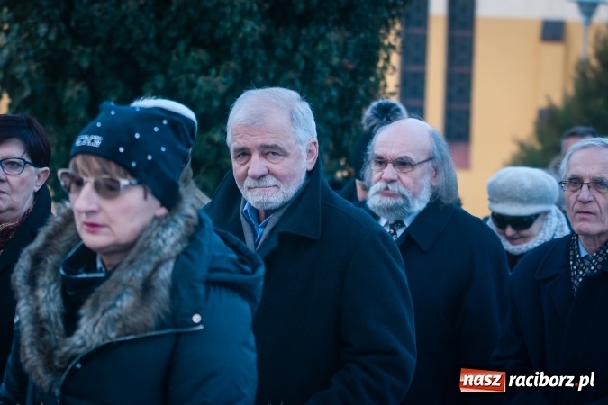Zdjęcie w galerii na portalu naszraciborz.pl: Ostatnie pożegnanie śp. Edwarda Szota, byłego dyrektora SP 13 wiadomości z regionu