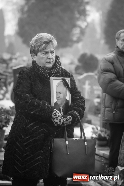 Zdjęcie w galerii na portalu naszraciborz.pl: Ostatnie pożegnanie śp. Edwarda Szota, byłego dyrektora SP 13 wiadomości z regionu