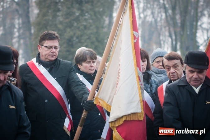 Zdjęcie w galerii na portalu naszraciborz.pl: Ostatnie pożegnanie śp. Edwarda Szota, byłego dyrektora SP 13 wiadomości z regionu