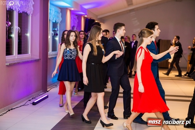 Zdjęcie w galerii na portalu naszraciborz.pl: Maturzyści II LO im. Adama Mickiewicza bawią się na studniówce w Zakrzowie wiadomości z regionu