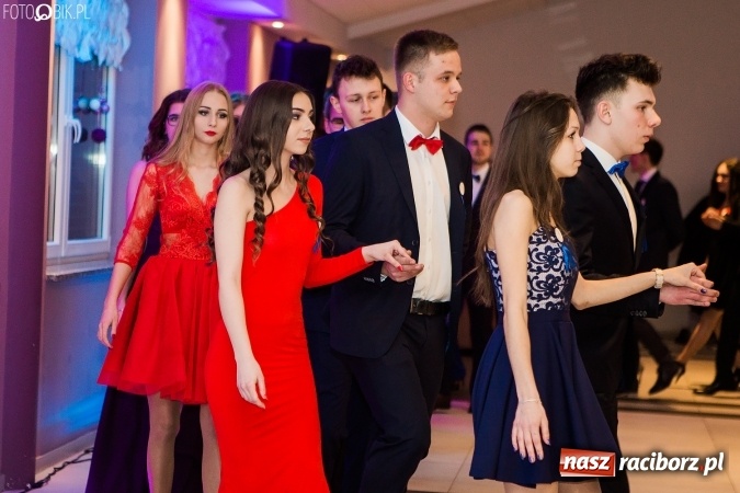 Zdjęcie w galerii na portalu naszraciborz.pl: Maturzyści II LO im. Adama Mickiewicza bawią się na studniówce w Zakrzowie wiadomości z regionu