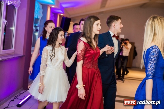 Zdjęcie w galerii na portalu naszraciborz.pl: Maturzyści II LO im. Adama Mickiewicza bawią się na studniówce w Zakrzowie wiadomości z regionu