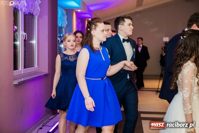 Zdjęcie w galerii na portalu naszraciborz.pl: Maturzyści II LO im. Adama Mickiewicza bawią się na studniówce w Zakrzowie wiadomości z regionu