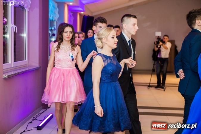 Zdjęcie w galerii na portalu naszraciborz.pl: Maturzyści II LO im. Adama Mickiewicza bawią się na studniówce w Zakrzowie wiadomości z regionu