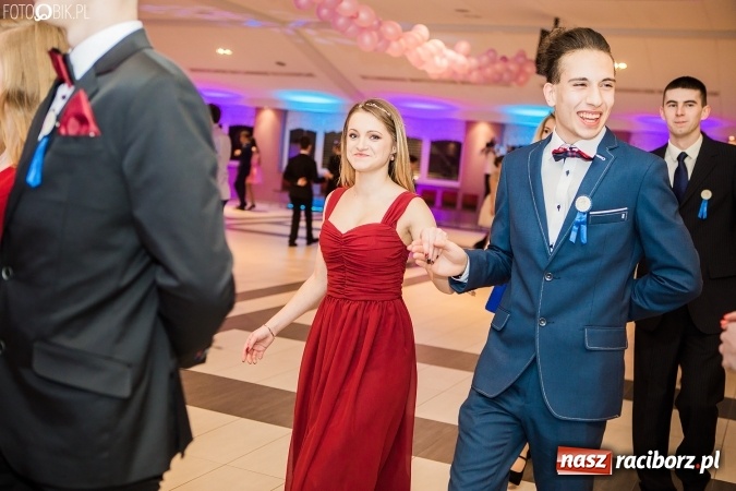 Zdjęcie w galerii na portalu naszraciborz.pl: Maturzyści II LO im. Adama Mickiewicza bawią się na studniówce w Zakrzowie wiadomości z regionu