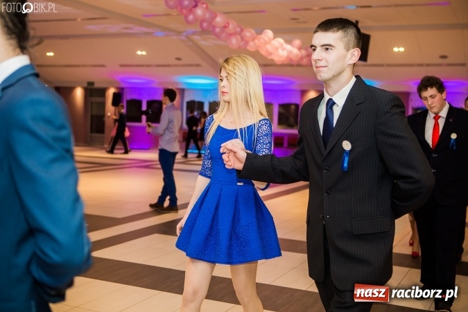 Zdjęcie w galerii na portalu naszraciborz.pl: Maturzyści II LO im. Adama Mickiewicza bawią się na studniówce w Zakrzowie wiadomości z regionu