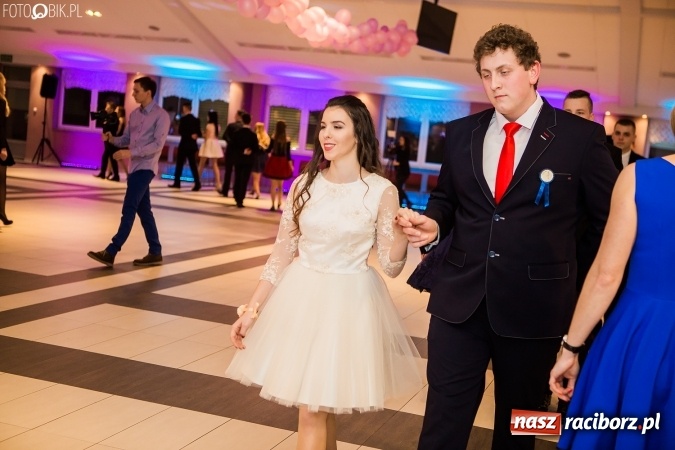 Zdjęcie w galerii na portalu naszraciborz.pl: Maturzyści II LO im. Adama Mickiewicza bawią się na studniówce w Zakrzowie wiadomości z regionu