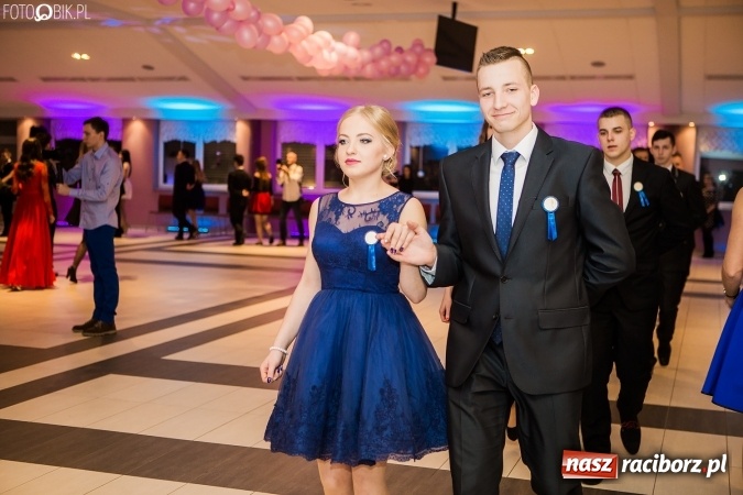 Zdjęcie w galerii na portalu naszraciborz.pl: Maturzyści II LO im. Adama Mickiewicza bawią się na studniówce w Zakrzowie wiadomości z regionu