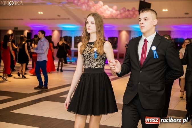 Zdjęcie w galerii na portalu naszraciborz.pl: Maturzyści II LO im. Adama Mickiewicza bawią się na studniówce w Zakrzowie wiadomości z regionu