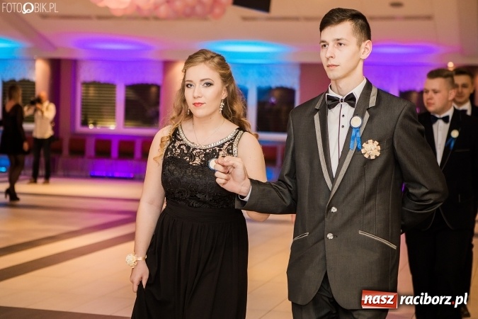 Zdjęcie w galerii na portalu naszraciborz.pl: Maturzyści II LO im. Adama Mickiewicza bawią się na studniówce w Zakrzowie wiadomości z regionu