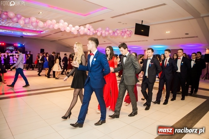 Zdjęcie w galerii na portalu naszraciborz.pl: Maturzyści II LO im. Adama Mickiewicza bawią się na studniówce w Zakrzowie wiadomości z regionu