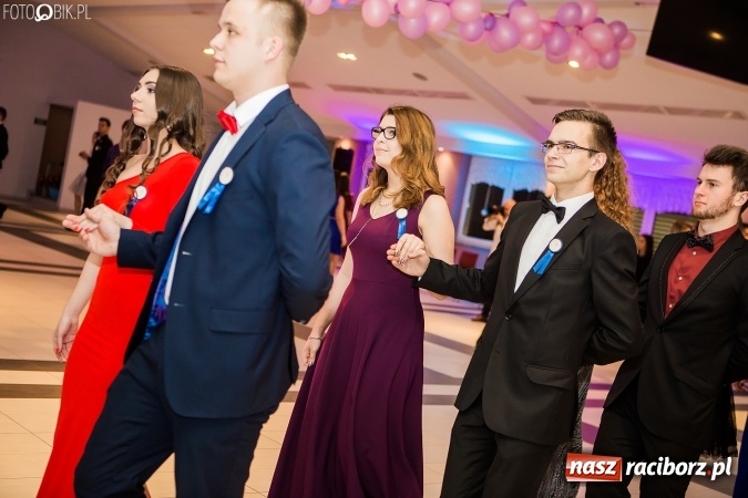 Zdjęcie w galerii na portalu naszraciborz.pl: Maturzyści II LO im. Adama Mickiewicza bawią się na studniówce w Zakrzowie wiadomości z regionu