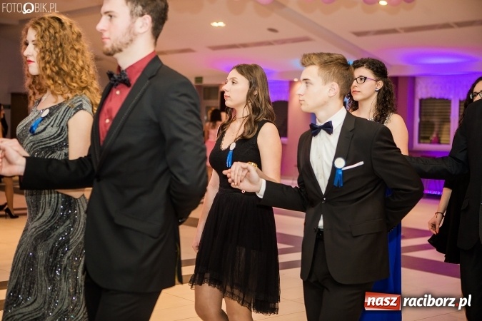 Zdjęcie w galerii na portalu naszraciborz.pl: Maturzyści II LO im. Adama Mickiewicza bawią się na studniówce w Zakrzowie wiadomości z regionu