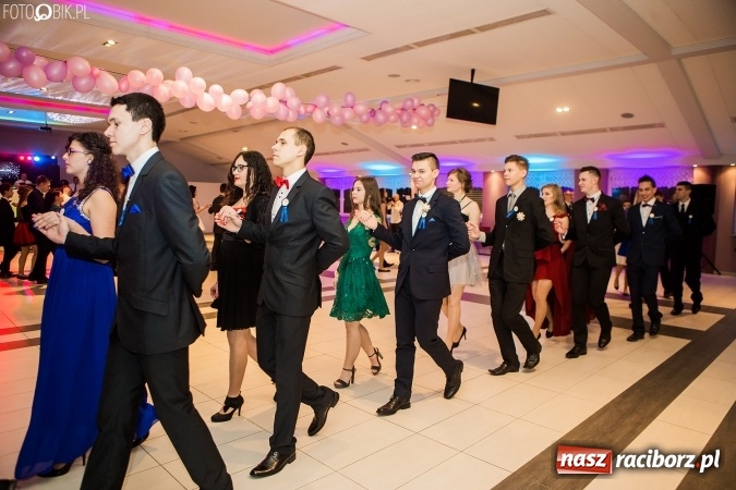 Zdjęcie w galerii na portalu naszraciborz.pl: Maturzyści II LO im. Adama Mickiewicza bawią się na studniówce w Zakrzowie wiadomości z regionu