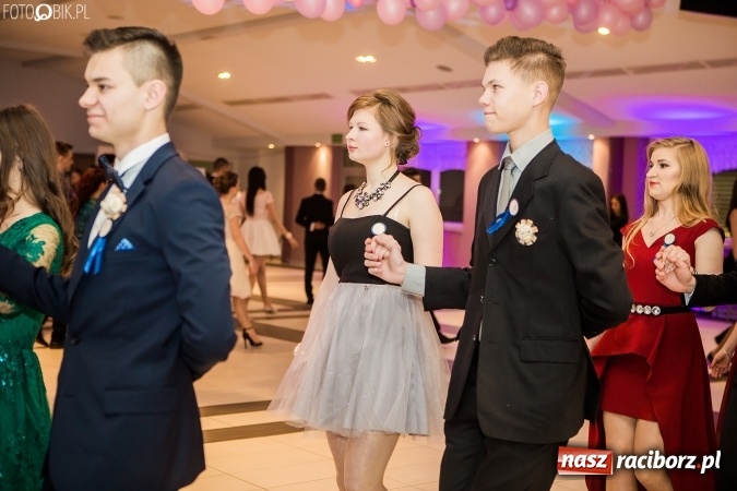 Zdjęcie w galerii na portalu naszraciborz.pl: Maturzyści II LO im. Adama Mickiewicza bawią się na studniówce w Zakrzowie wiadomości z regionu