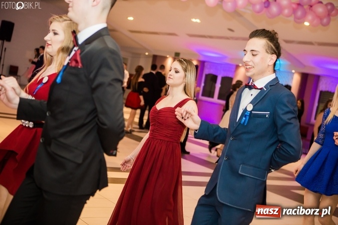 Zdjęcie w galerii na portalu naszraciborz.pl: Maturzyści II LO im. Adama Mickiewicza bawią się na studniówce w Zakrzowie wiadomości z regionu