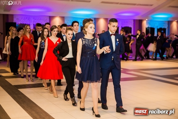 Zdjęcie w galerii na portalu naszraciborz.pl: Maturzyści II LO im. Adama Mickiewicza bawią się na studniówce w Zakrzowie wiadomości z regionu