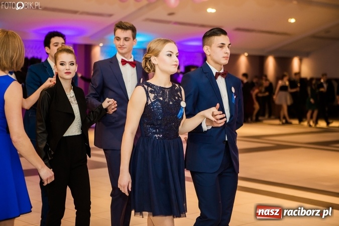 Zdjęcie w galerii na portalu naszraciborz.pl: Maturzyści II LO im. Adama Mickiewicza bawią się na studniówce w Zakrzowie wiadomości z regionu