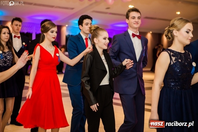 Zdjęcie w galerii na portalu naszraciborz.pl: Maturzyści II LO im. Adama Mickiewicza bawią się na studniówce w Zakrzowie wiadomości z regionu