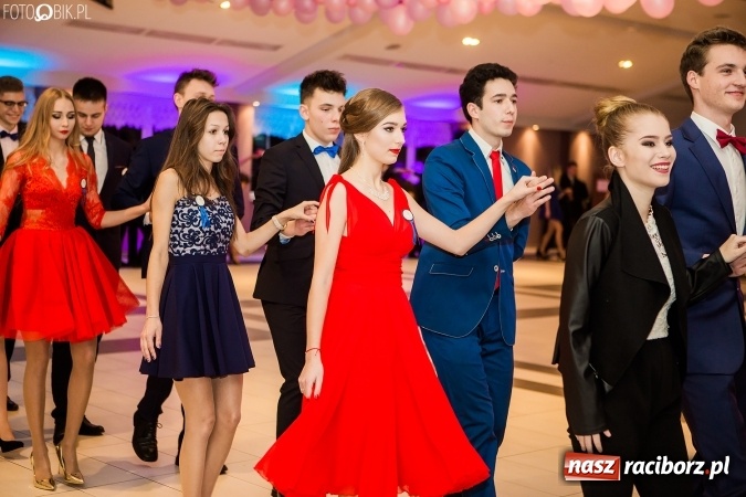 Zdjęcie w galerii na portalu naszraciborz.pl: Maturzyści II LO im. Adama Mickiewicza bawią się na studniówce w Zakrzowie wiadomości z regionu