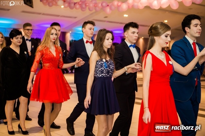 Zdjęcie w galerii na portalu naszraciborz.pl: Maturzyści II LO im. Adama Mickiewicza bawią się na studniówce w Zakrzowie wiadomości z regionu