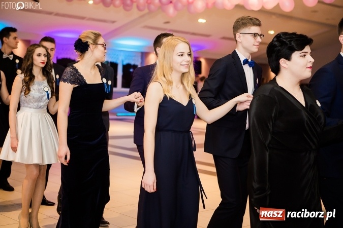 Zdjęcie w galerii na portalu naszraciborz.pl: Maturzyści II LO im. Adama Mickiewicza bawią się na studniówce w Zakrzowie wiadomości z regionu