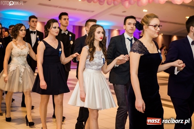 Zdjęcie w galerii na portalu naszraciborz.pl: Maturzyści II LO im. Adama Mickiewicza bawią się na studniówce w Zakrzowie wiadomości z regionu