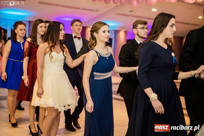 Zdjęcie w galerii na portalu naszraciborz.pl: Maturzyści II LO im. Adama Mickiewicza bawią się na studniówce w Zakrzowie wiadomości z regionu