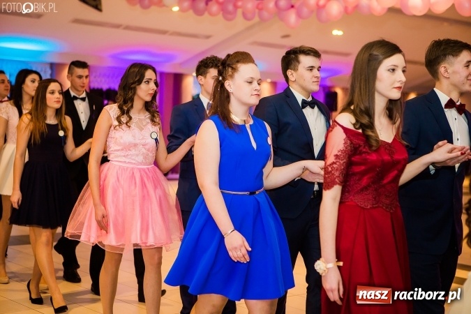 Zdjęcie w galerii na portalu naszraciborz.pl: Maturzyści II LO im. Adama Mickiewicza bawią się na studniówce w Zakrzowie wiadomości z regionu