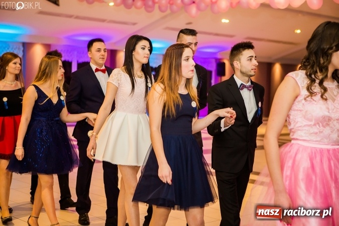 Zdjęcie w galerii na portalu naszraciborz.pl: Maturzyści II LO im. Adama Mickiewicza bawią się na studniówce w Zakrzowie wiadomości z regionu