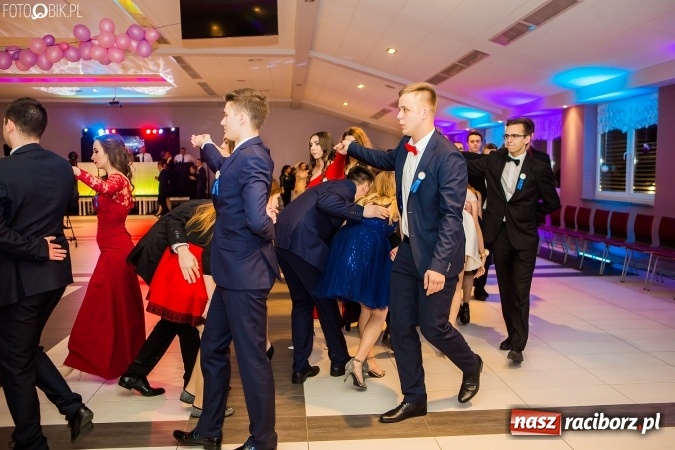 Zdjęcie w galerii na portalu naszraciborz.pl: Maturzyści II LO im. Adama Mickiewicza bawią się na studniówce w Zakrzowie wiadomości z regionu