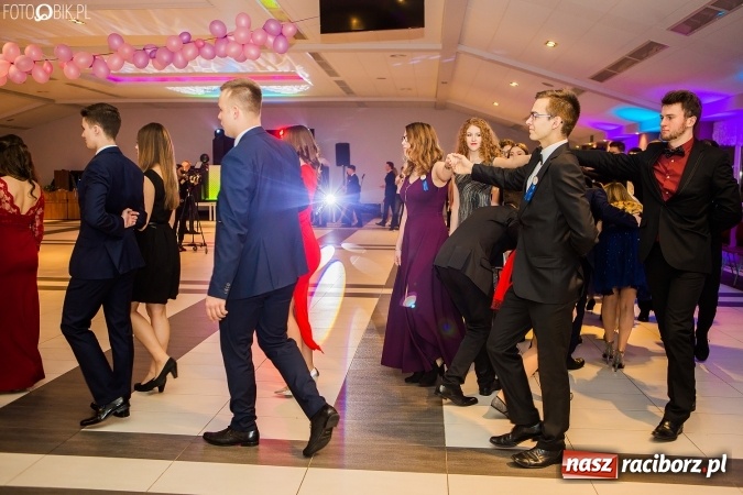 Zdjęcie w galerii na portalu naszraciborz.pl: Maturzyści II LO im. Adama Mickiewicza bawią się na studniówce w Zakrzowie wiadomości z regionu