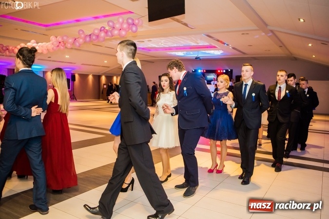 Zdjęcie w galerii na portalu naszraciborz.pl: Maturzyści II LO im. Adama Mickiewicza bawią się na studniówce w Zakrzowie wiadomości z regionu