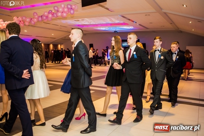 Zdjęcie w galerii na portalu naszraciborz.pl: Maturzyści II LO im. Adama Mickiewicza bawią się na studniówce w Zakrzowie wiadomości z regionu