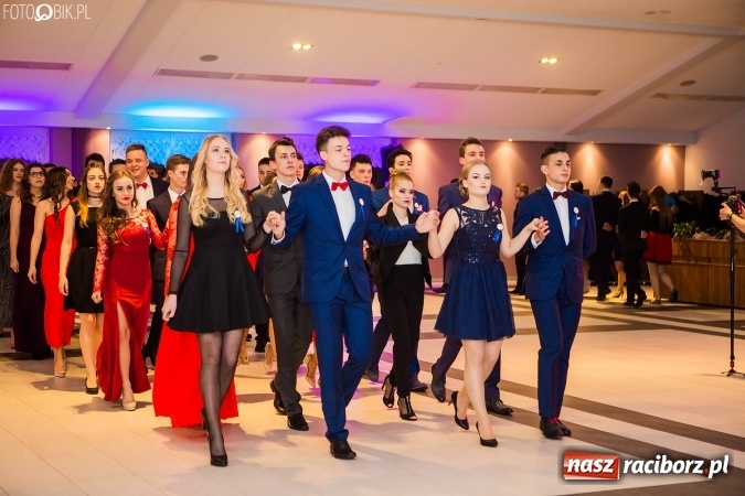 Zdjęcie w galerii na portalu naszraciborz.pl: Maturzyści II LO im. Adama Mickiewicza bawią się na studniówce w Zakrzowie wiadomości z regionu