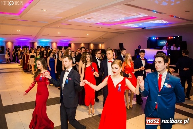 Zdjęcie w galerii na portalu naszraciborz.pl: Maturzyści II LO im. Adama Mickiewicza bawią się na studniówce w Zakrzowie wiadomości z regionu