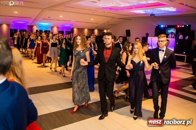 Zdjęcie w galerii na portalu naszraciborz.pl: Maturzyści II LO im. Adama Mickiewicza bawią się na studniówce w Zakrzowie wiadomości z regionu