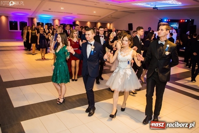 Zdjęcie w galerii na portalu naszraciborz.pl: Maturzyści II LO im. Adama Mickiewicza bawią się na studniówce w Zakrzowie wiadomości z regionu